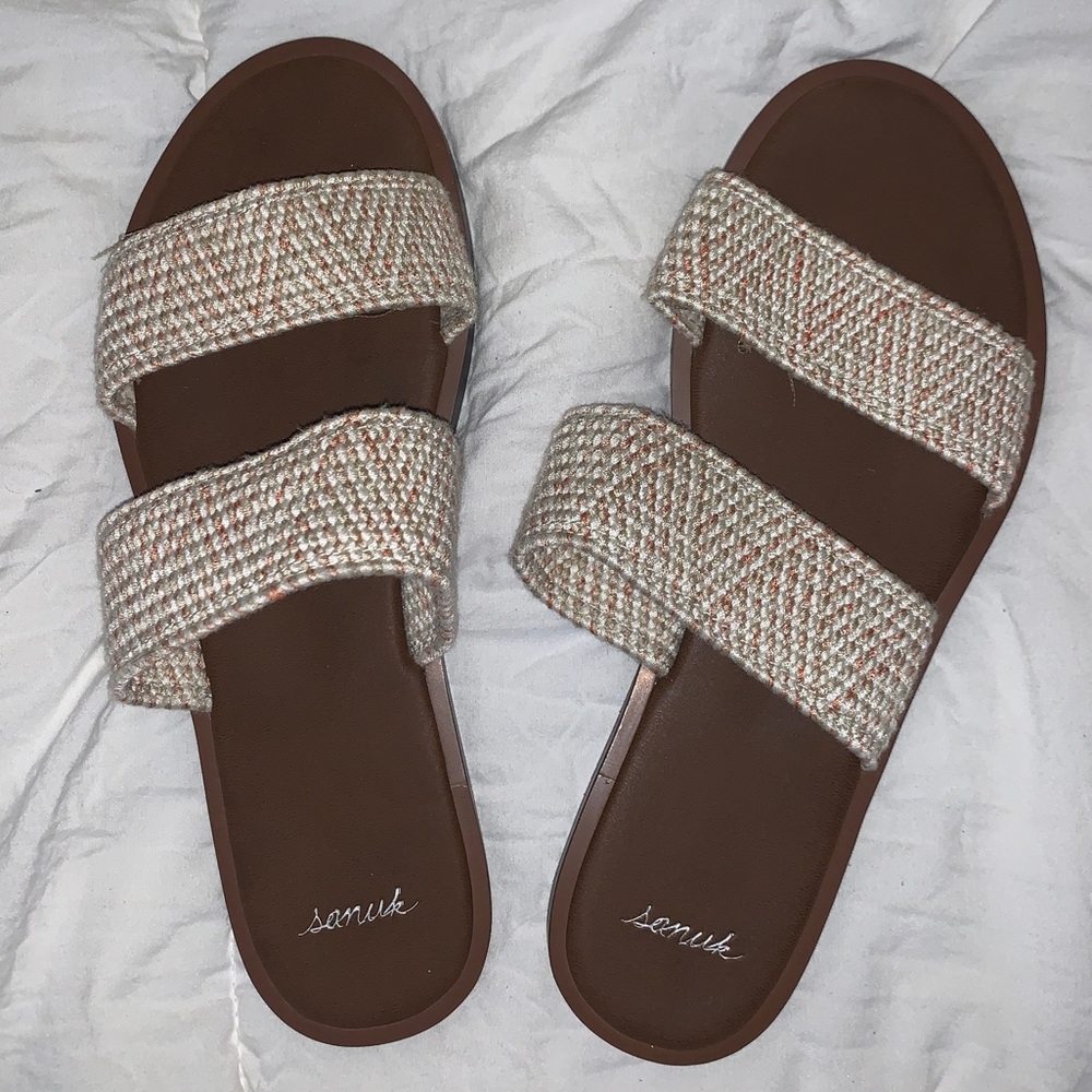 Strap sandals